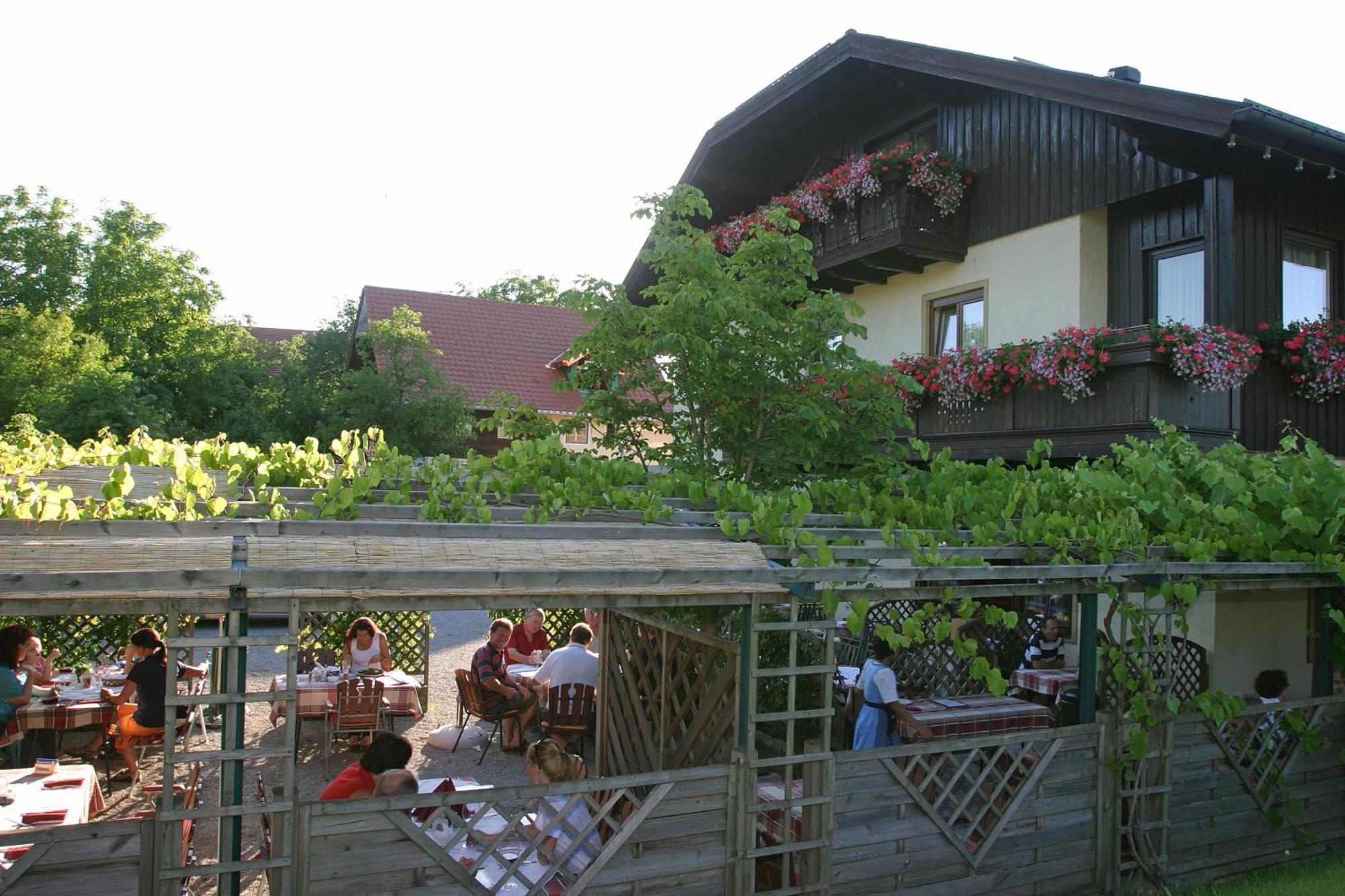Gasthof Neuwirt Ойгендорф Екстериор снимка